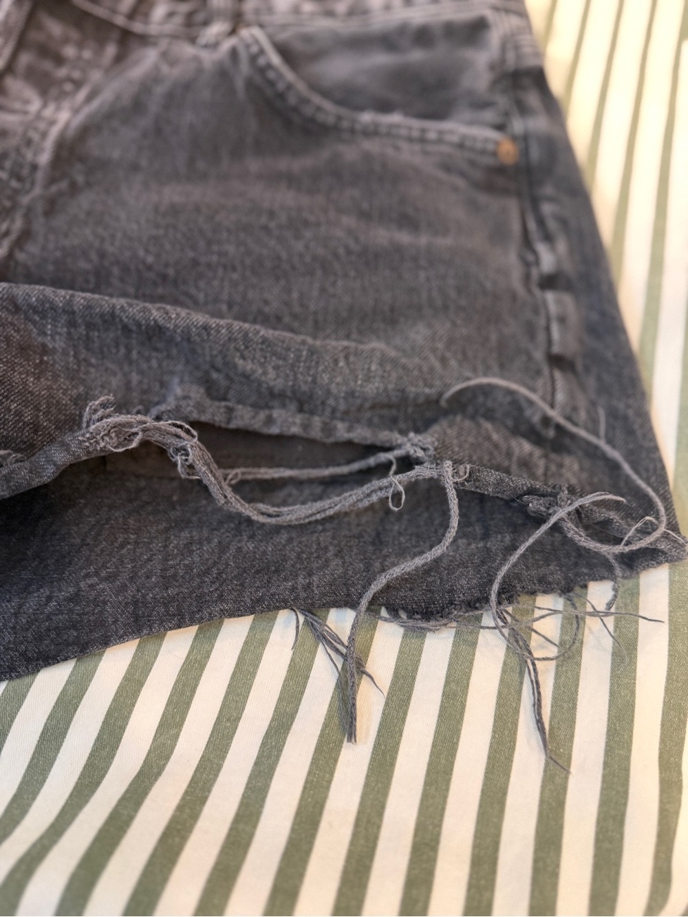 AGOLDE Washed Black High-Rise Frayed Denim Shorts - Picture 6 of 6